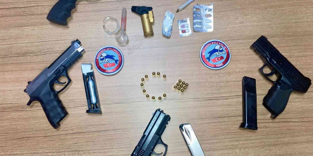 Şüphe üzerine durdurulan araçta ruhsatsız silahlar ve uyuşturucu ele geçirildi