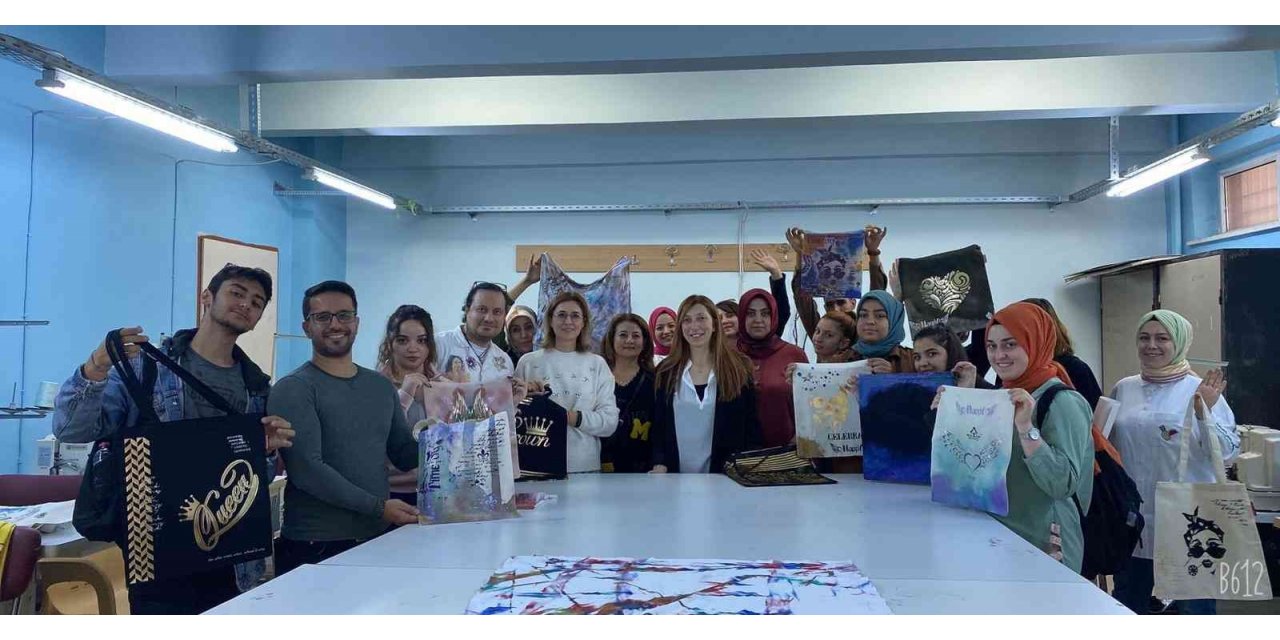 Üniversite öğrencilerine kumaş boyama uygulamalı gösterildi