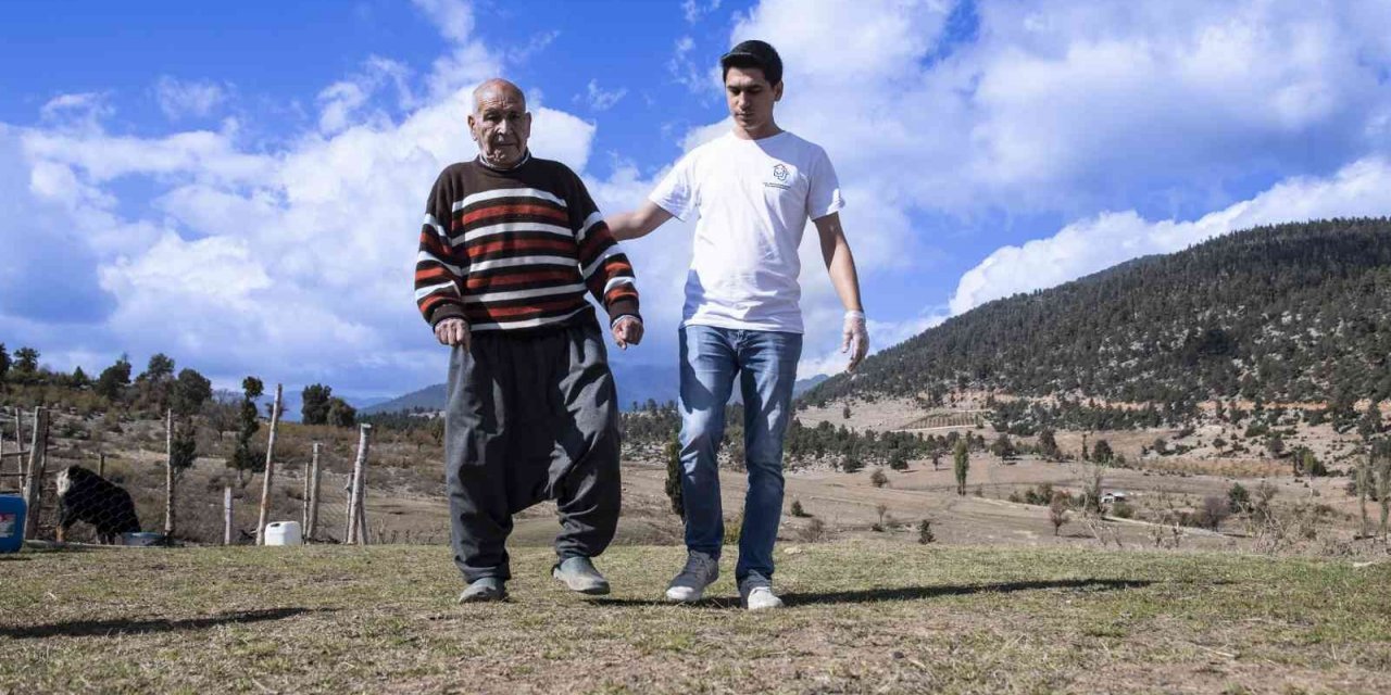 82 yaşında fizik tedaviyle yürümenin keyfini yaşıyor