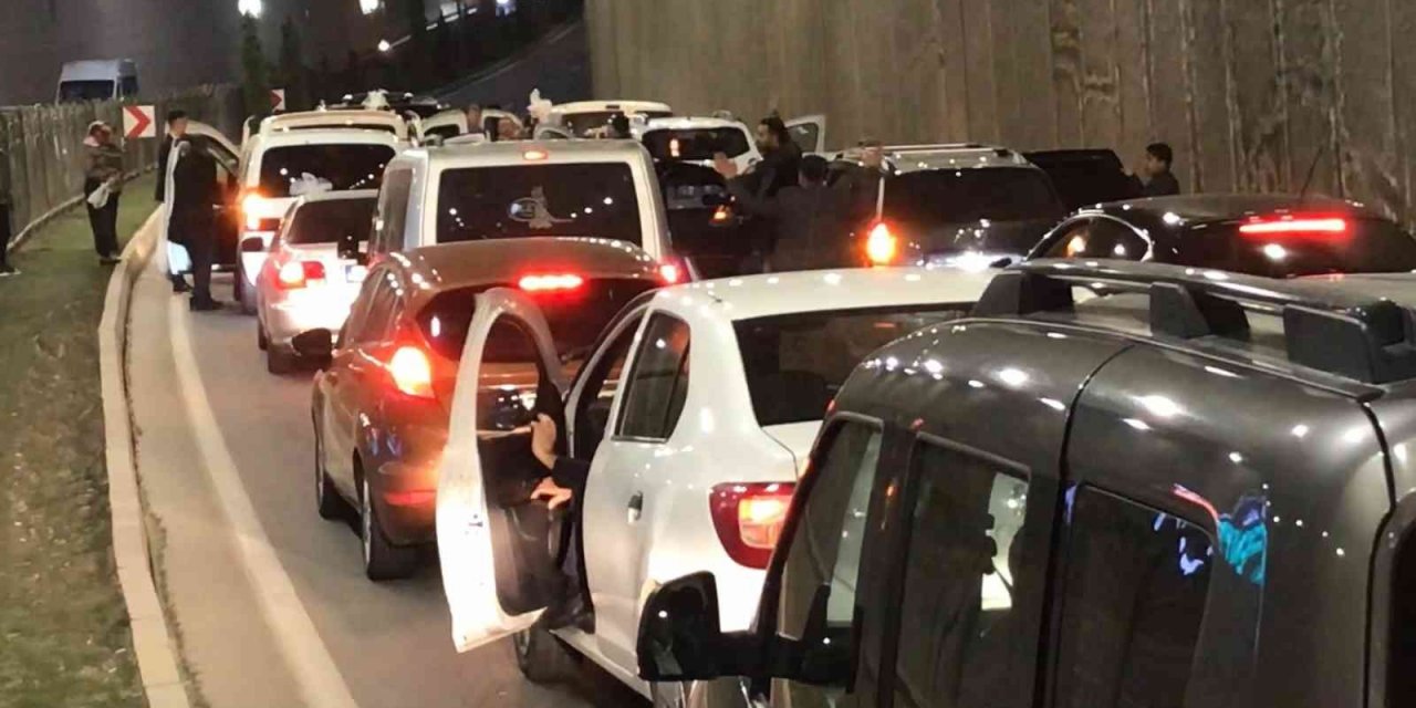 Trafikte durup oynayan düğün konvoyuna ceza