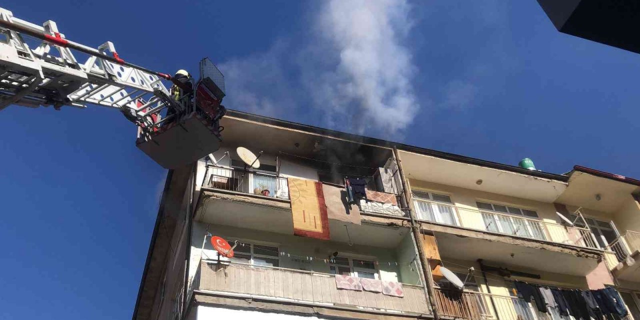 Karaman’da 4 katlı binada çıkan yangını korkuttu
