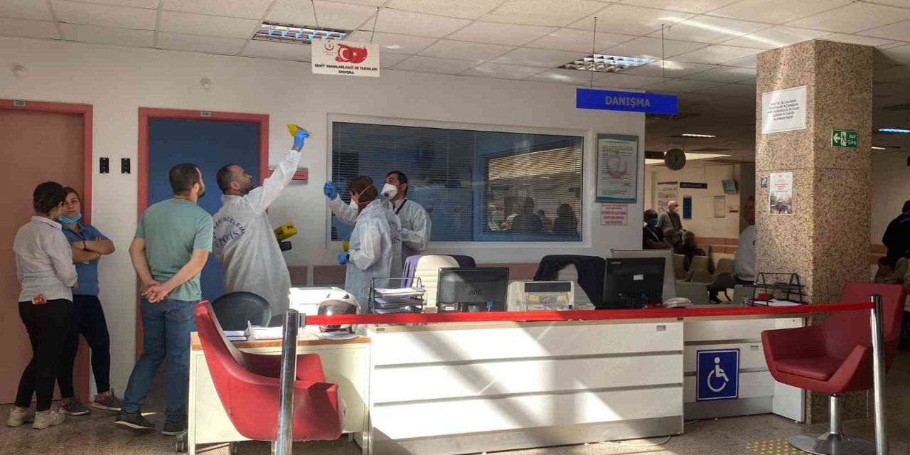 Silahla oynayan hastane çalışanı, arkadaşını vurdu