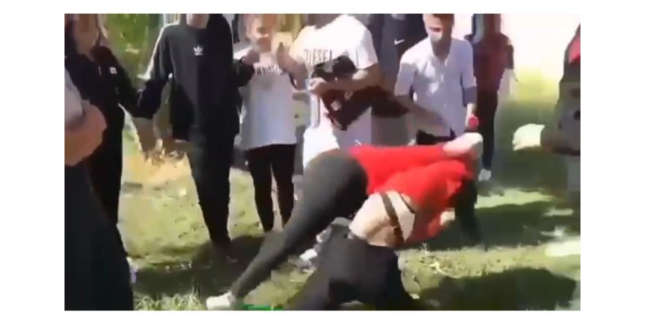 Liseli kızlar yumruk yumruğa kavga etti, arkadaşları gülerek izledi