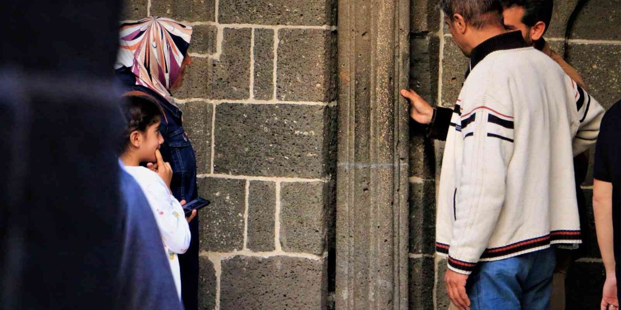 El Cezeri’nin depremin habercisi olan tarihi sütunlarını gören turistler hayran kalıyor