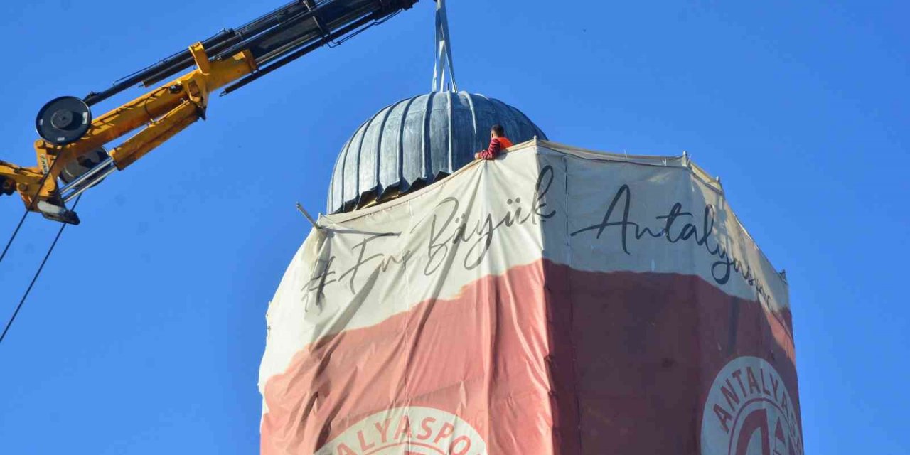 Tarihi Saat Kulesi 80 yıl aradan sonra kubbesine kavuştu