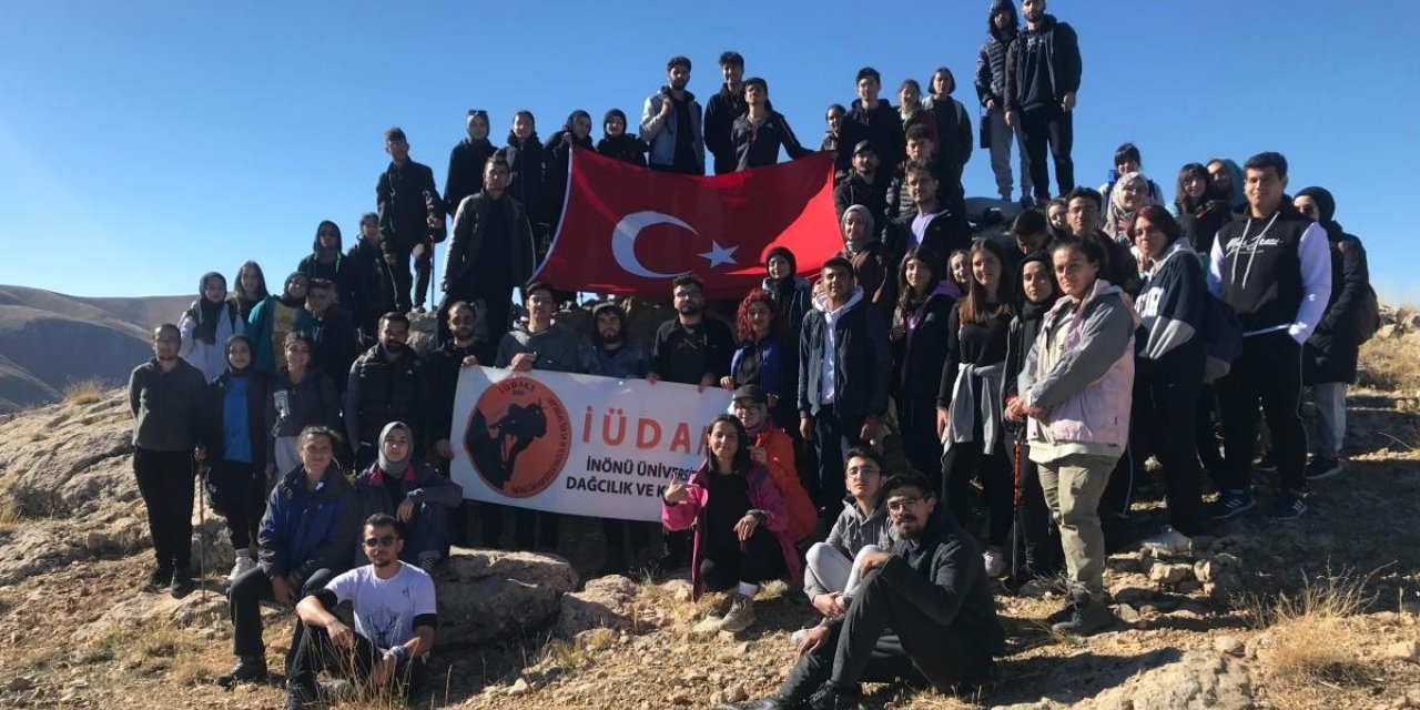 Üniversite öğrencileri Küçük Sivri Tepesi’ne tırmandı