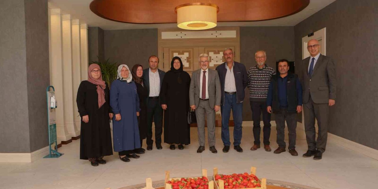 Çilek üreticisi kadınlara Başkan Erdem’den tam destek