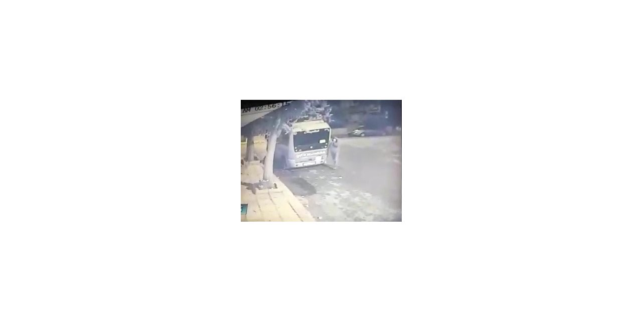 Kartal’da minibüs içinden hırsızlık kamerada