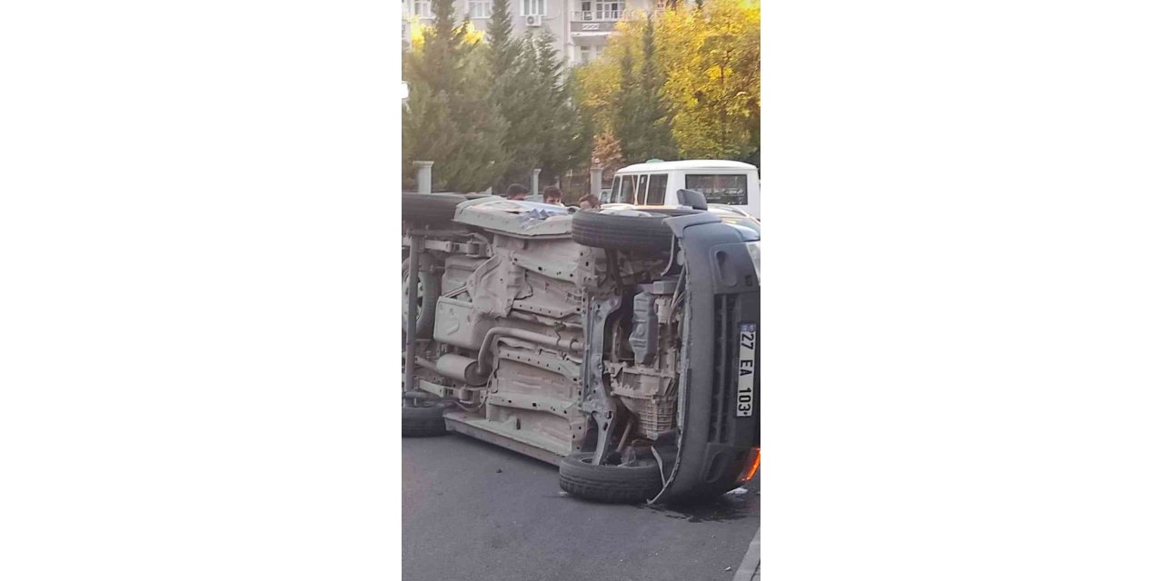 Otomobille çarpışan araç takla attı