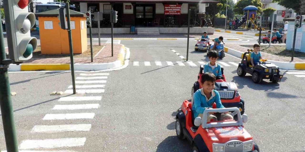 Kepez’de, ilkokul öğrencilerine trafik eğitimi