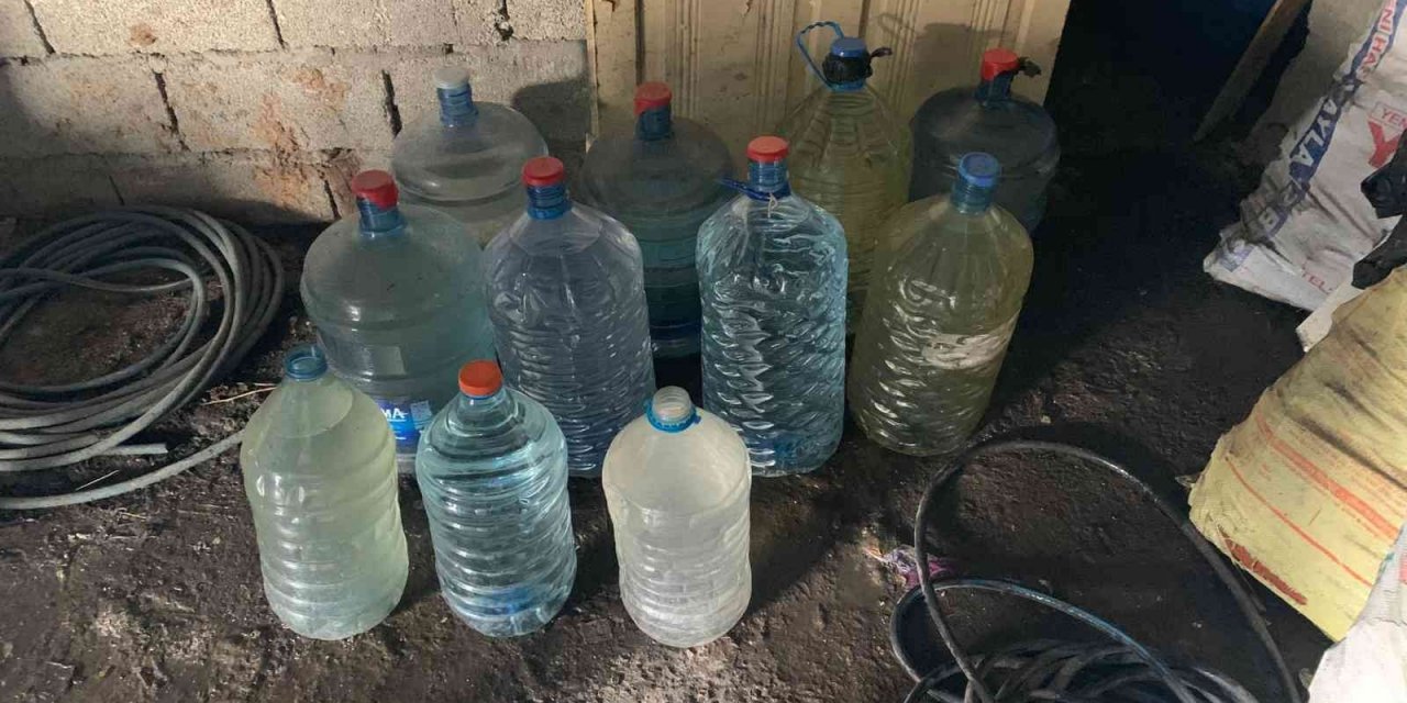 Arsuz’da 190 litre kaçak içki ele geçirildi