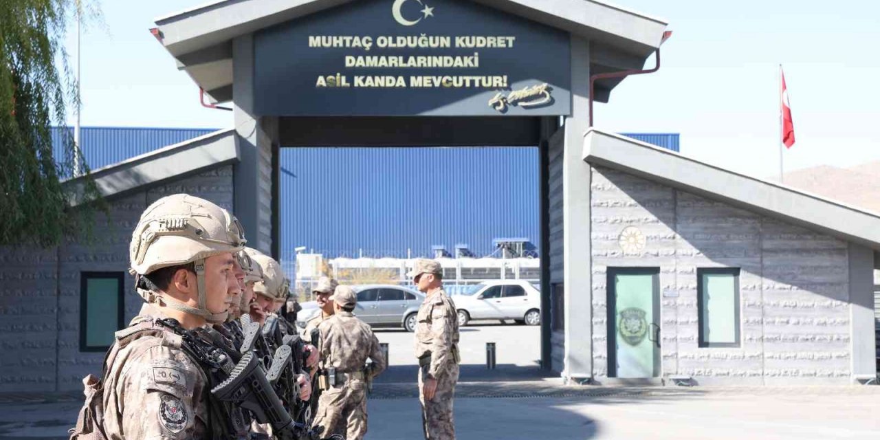 Büyükkılıç ve Çiçek PÖH timlerini Suriye’ye dualarla uğurladı