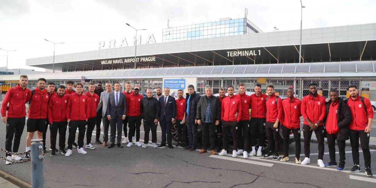 Sivasspor kafilesi Prag’a ulaştı