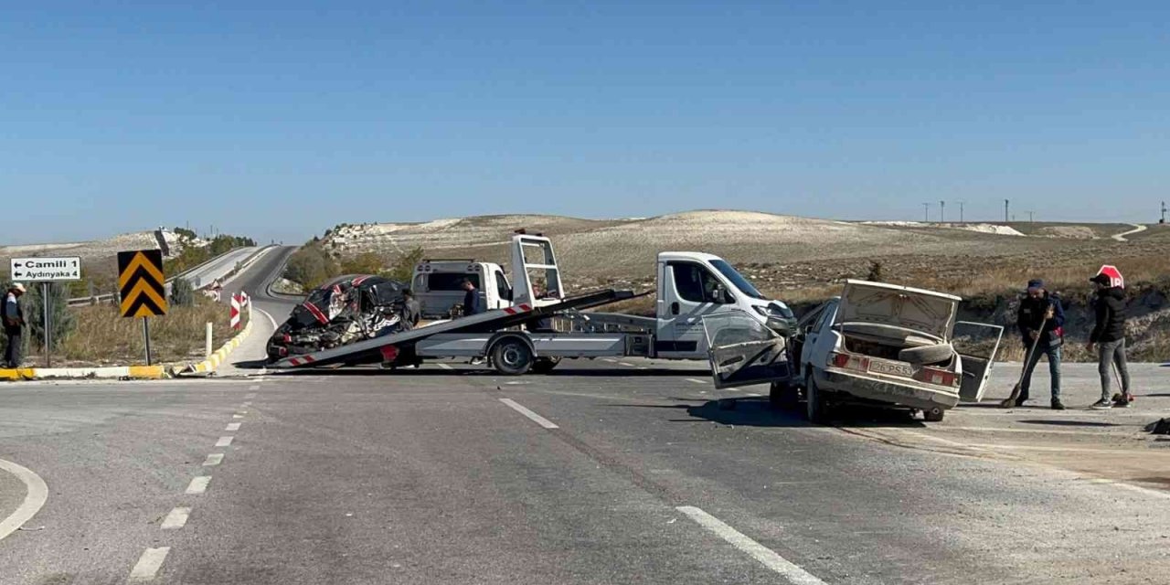 Otomobillerin hurdaya döndüğü kazada 1 kişi öldü, 4 kişi yaralandı