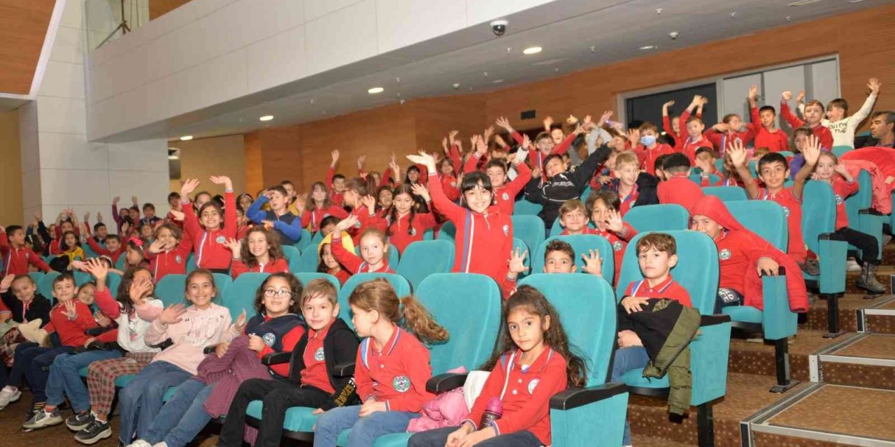 Ödüllü çocuk oyunu “Kostüm Odası” seyircisiyle buluştu