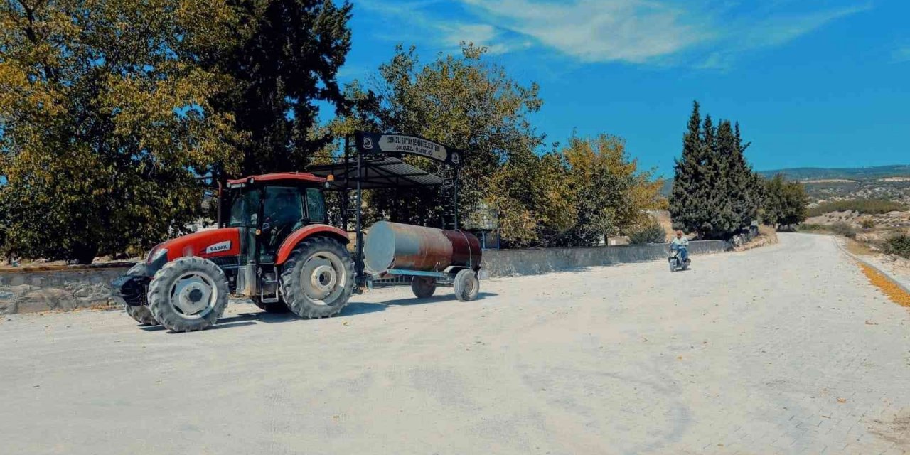 Toz ve çamurdan geçilmeyen sokaklar yenileniyor