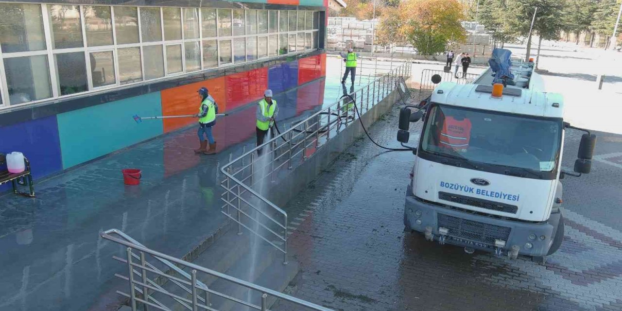 Kapalı pazarda temizlik çalışmaları