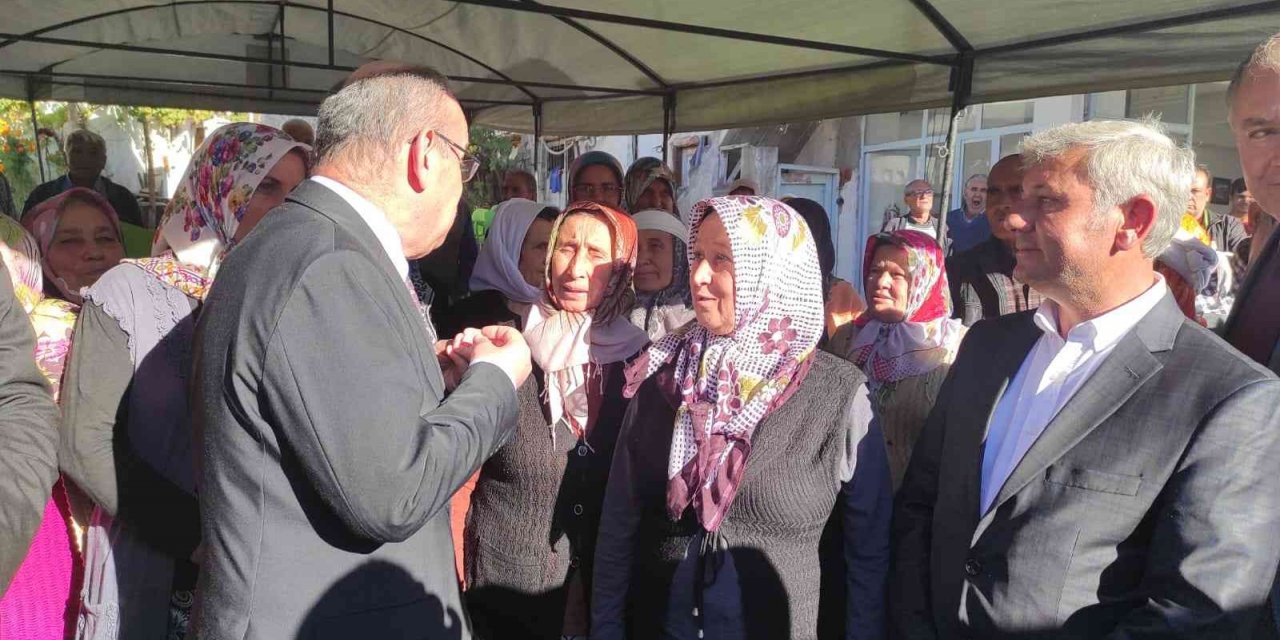 Vali Karadeniz Selendi’de vatandaşları dinledi