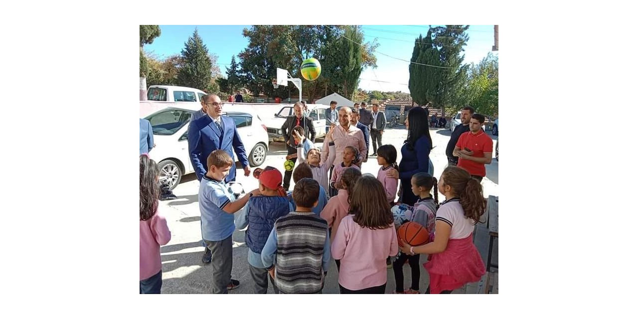 Kaymakam Arıkan çocukları sevindirdi