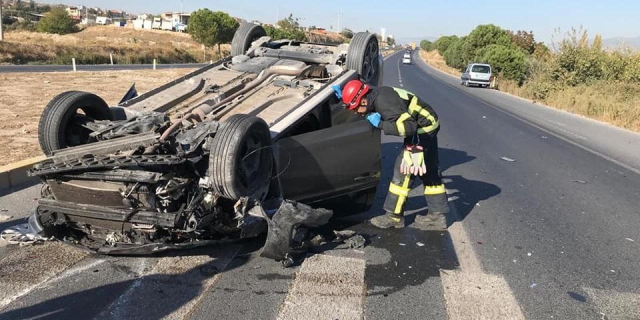 Kavşakta çarpışan otomobillerden biri takla attı: 2 yaralı