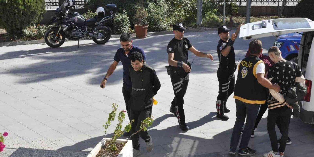 Fethiye’de kendini polis olarak tanıtan 2 gaspçı tutuklandı