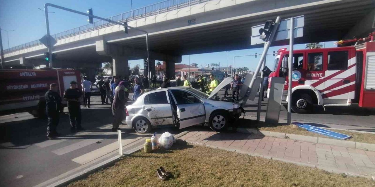 Antalya’da otomobil ve 2 motosikletin çarpıştığı kazada 2 kişi yaralandı