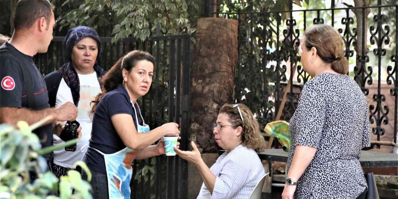 Kızartma yaparken çıkan yangını havlu ile söndürmek istedi, kendisini dışarı güçlükle attı