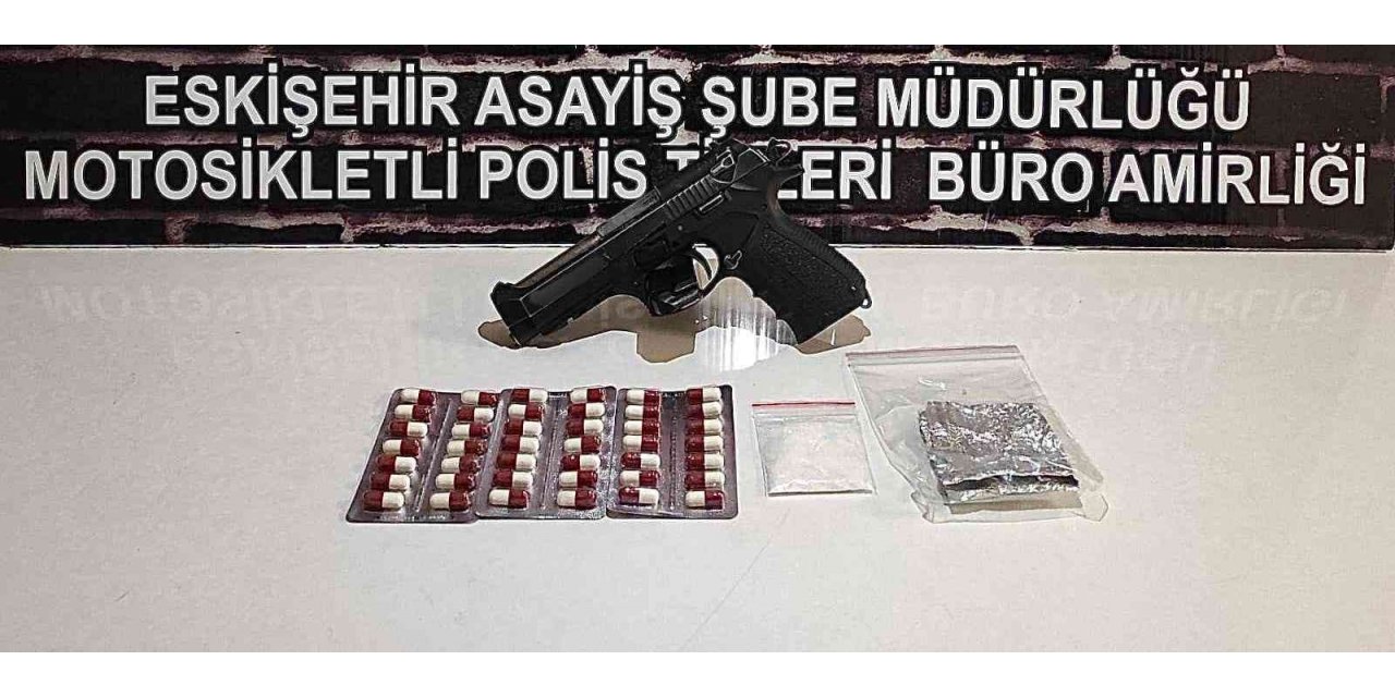 Şüpheli şahısların üzerinden silah, mermi ve uyuşturucu madde ele geçirildi