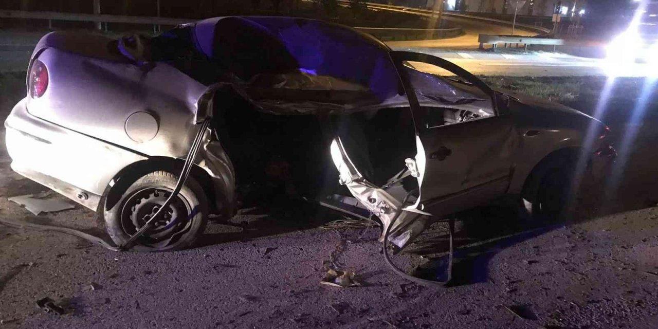 Çarptığı aydınlatma direği üzerine devrildi: 3 yaralı