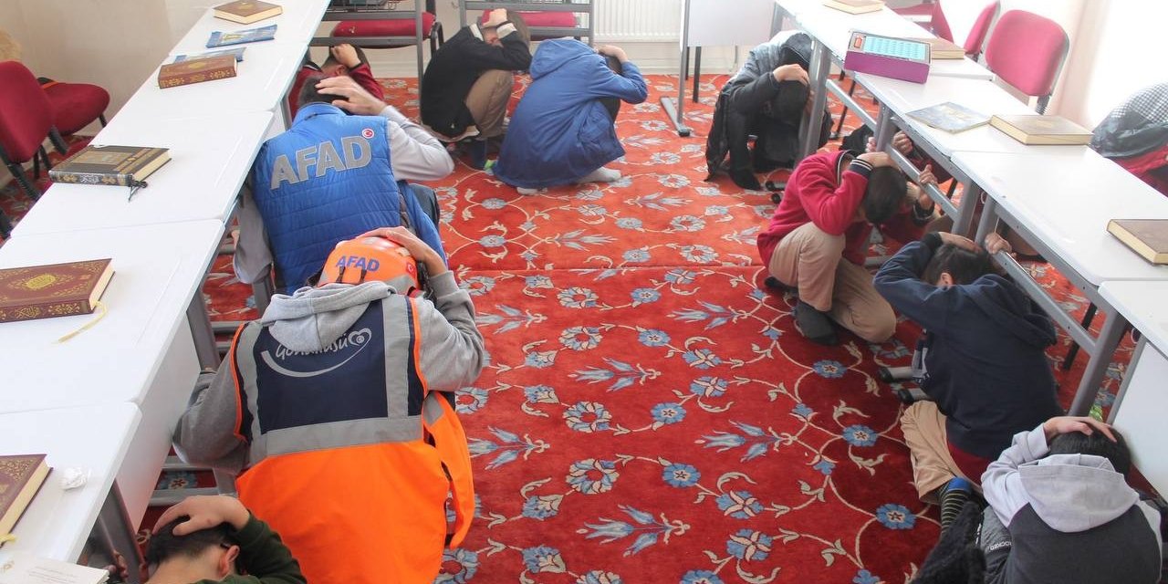 Bayburt’ta Kur’an kurslarında çök- kapan- tutun ve tahliye tatbikatı gerçekleştirildi