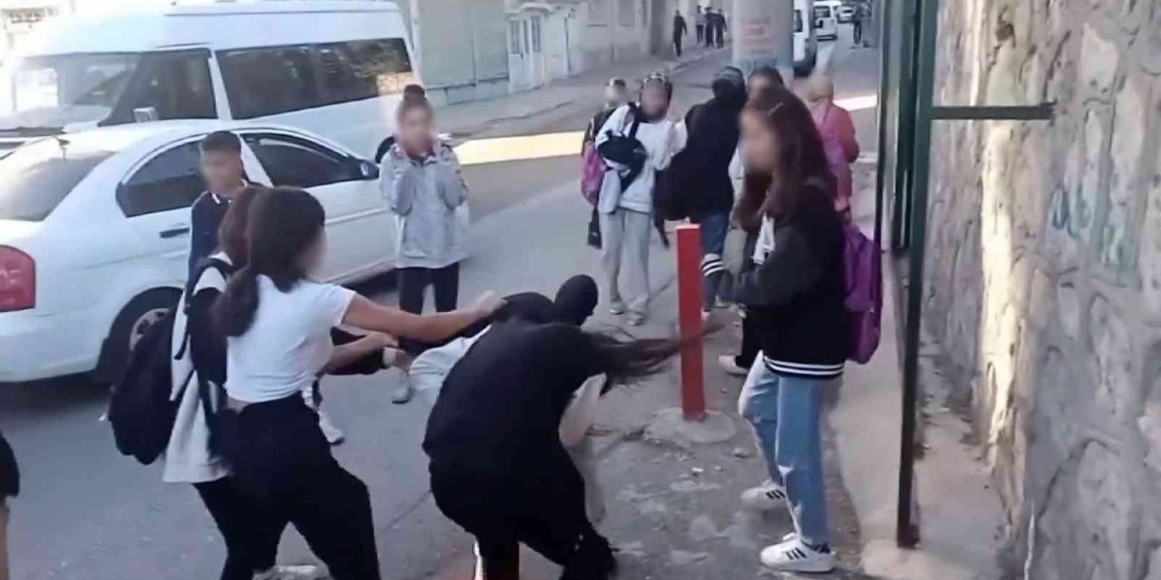 Kız öğrenciler ölesiye birbirine girdi erkekler seyretti