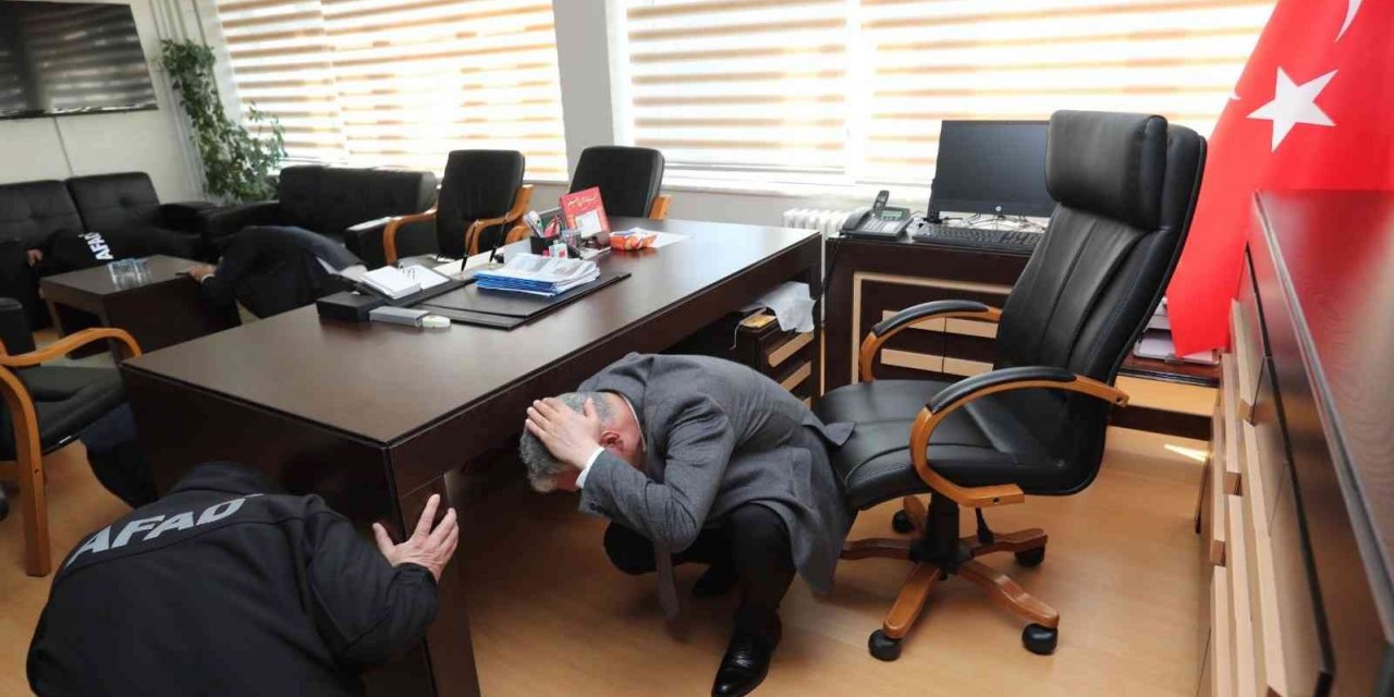 Siren sesini duyan herkes ilk bulduğu güvenli alana sığındı