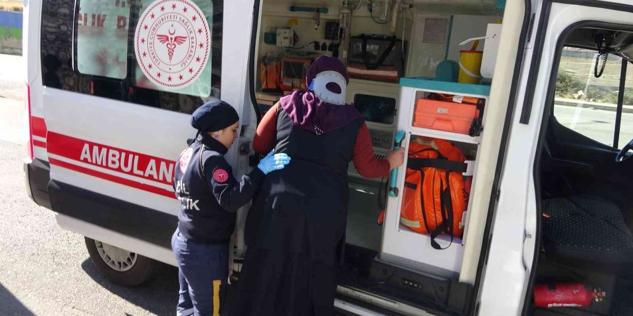 Öğrenci servisiyle otomobil çarpıştı: 2 yaralı