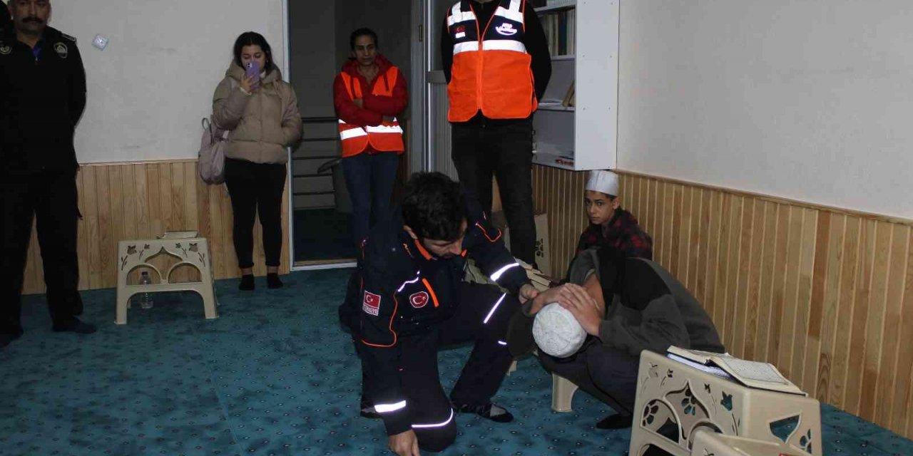 Kur’an kurslarında eğitim gören öğrencilere deprem ve tahliye tatbikatı yapıldı