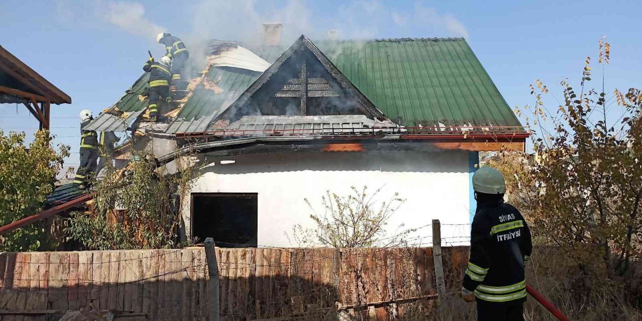 Sivas’ta kafenin çatısında korkutan yangın