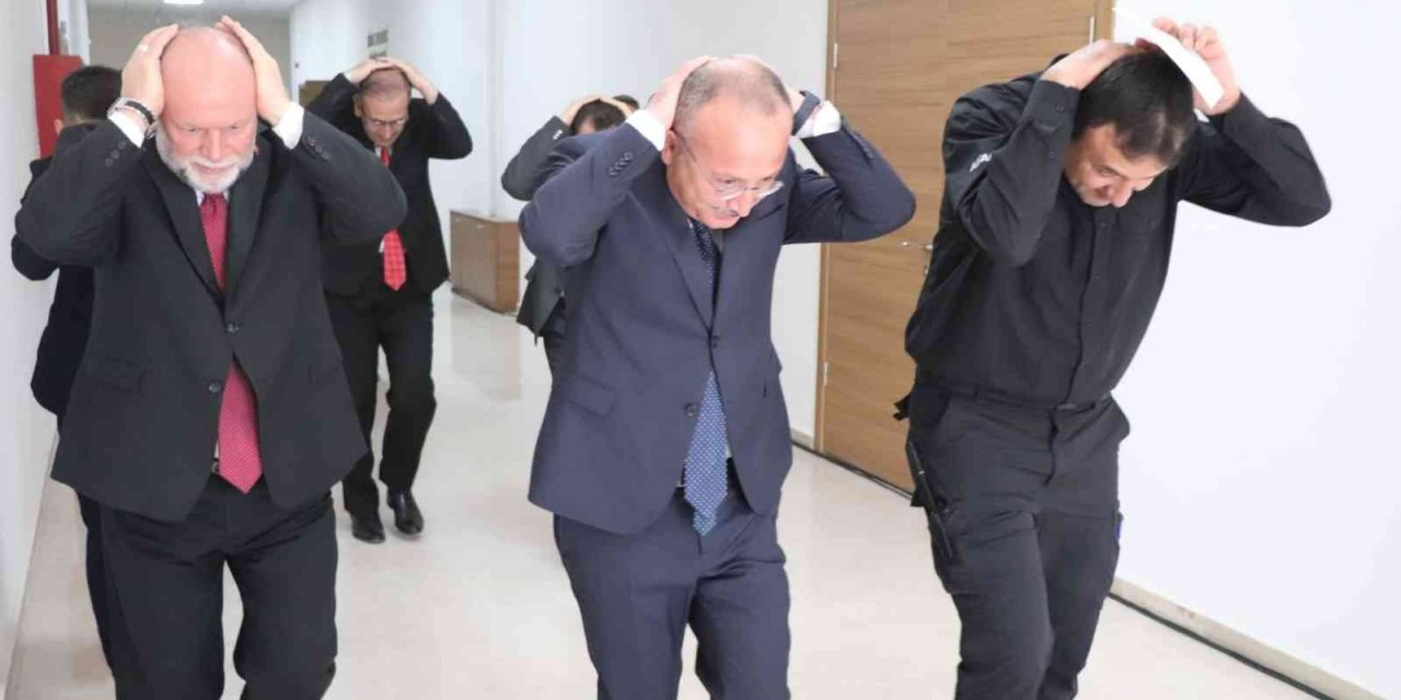 Denizli’de 7 bin kişiyle ’Deprem Anı, Çök Kapan Tutun ve Tahliye’ tatbikatı yapıldı