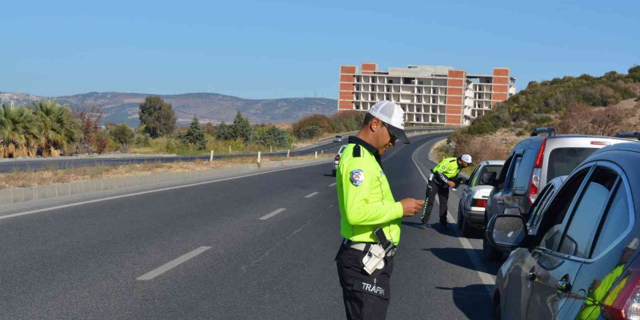 İzmir’de trafik denetimleri hız kesmeden devam ediyor