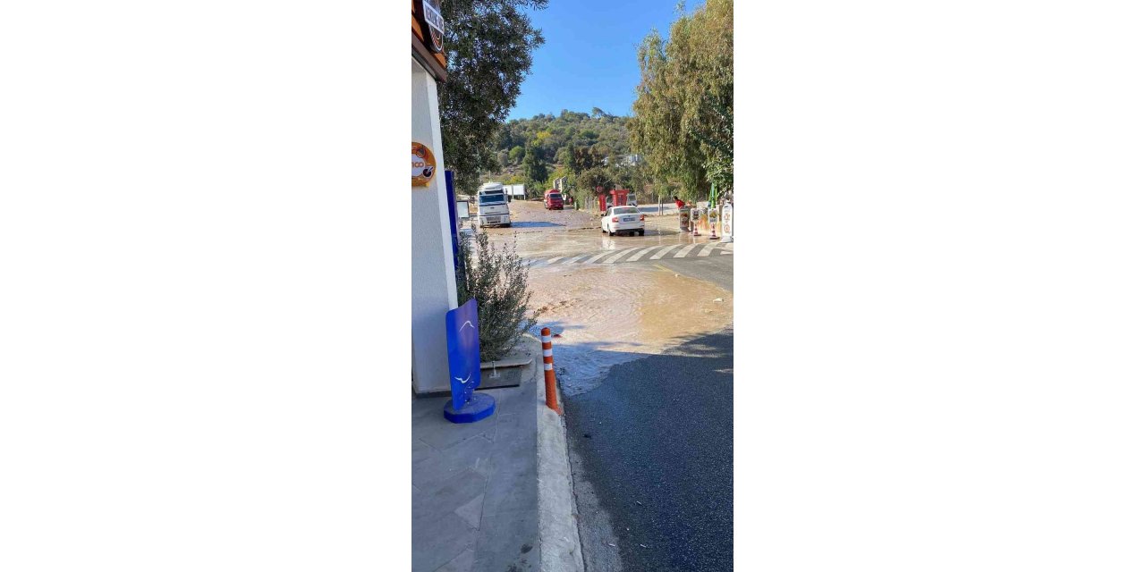 İsale hattı patladı, iş yerlerini su bastı