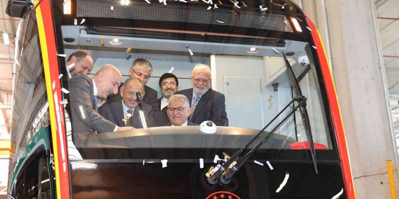 Tramvay hattının ilk aracının örtüsü kaldırıldı