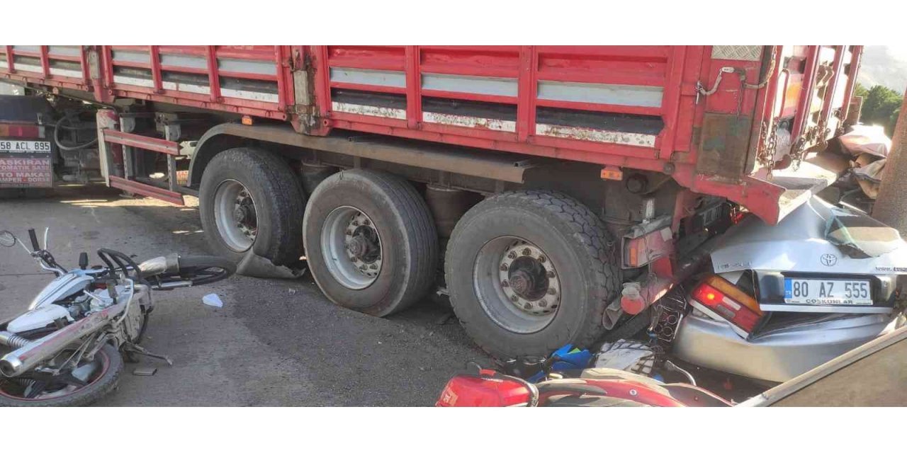 Freni boşalan tır, otomobil ile 15 motosikleti ezdi