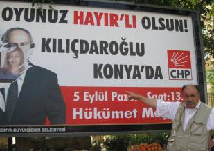 Kılıçdaroğlu'nun afişleri yırtıldı