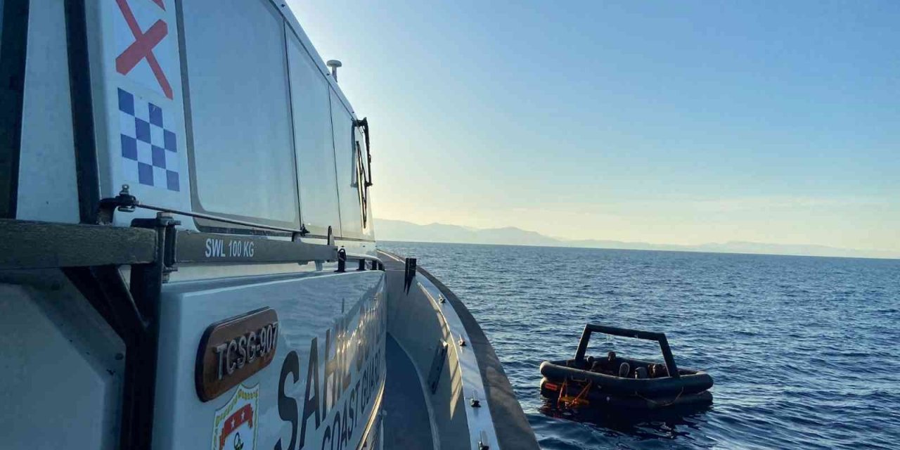 Yunanistan’ın ittiği 8 düzensiz göçmen kurtarıldı