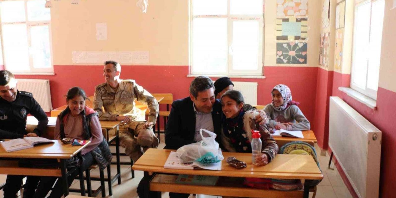 Kaymakam Özçelik, öğrencilerle derse girdi