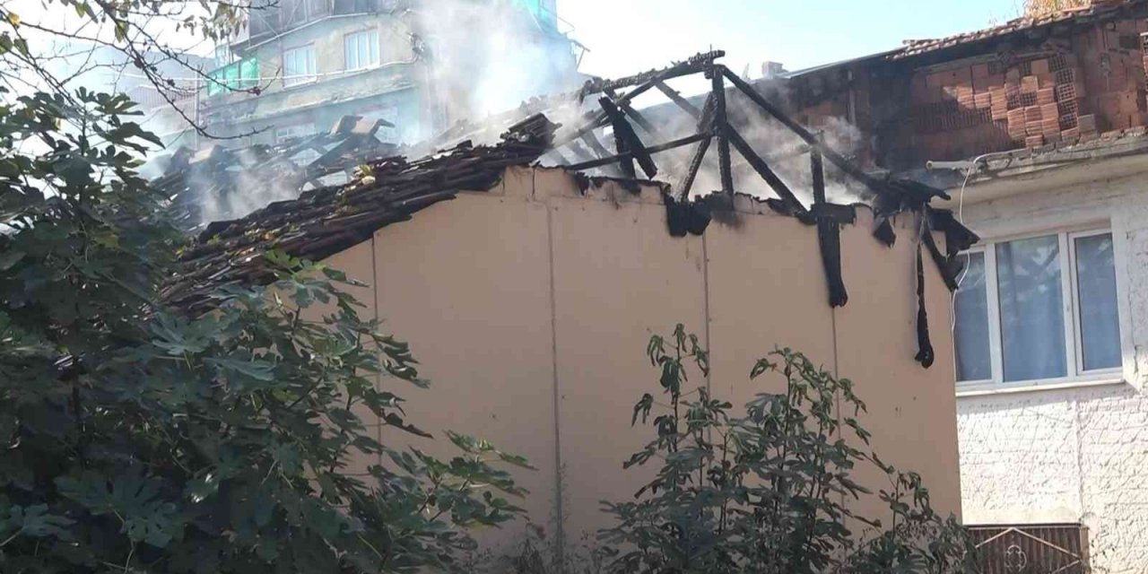 Bursa’da tek katlı ev alev alev yandı
