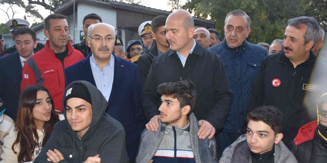 Bakan Soylu İzmir’de! Depremin ardından 62 artçı sarsıntı meydana geldi