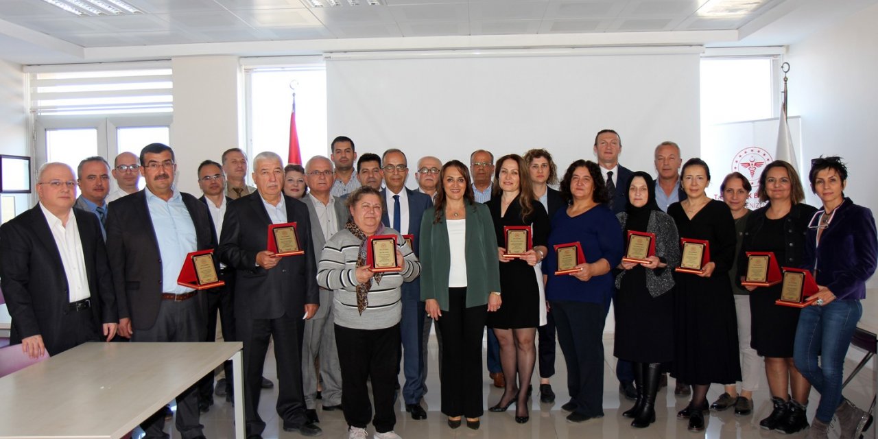 Emekli olan sağlık personellerine özel plaket