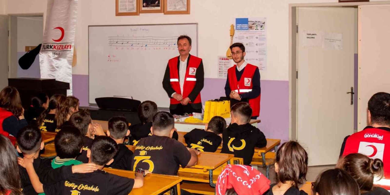 Kızılay Haftası dolayısıyla çocuklara bilgilendirici eğitim düzenlendi