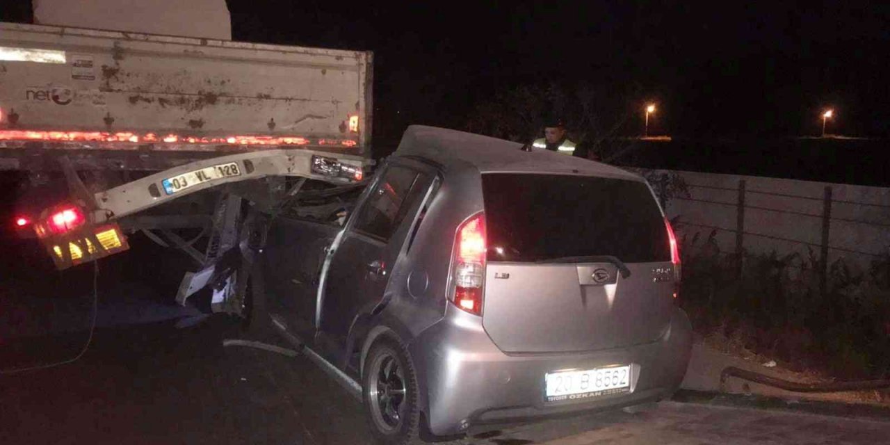 Otomobilin tıra çarptığı kazada 1 kişi yaralandı