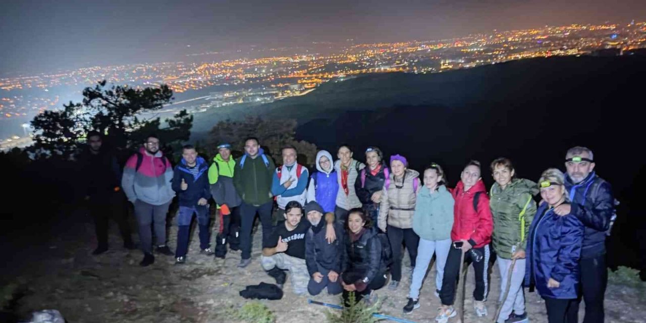 Gece yürüyüşçüleri 11 kilometre mesafe yürüdü