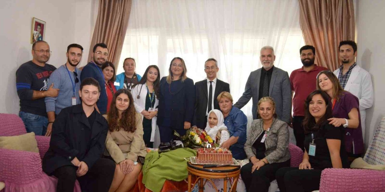 100’üncü yaş gününü evde sağlıkçılar ile kutladı